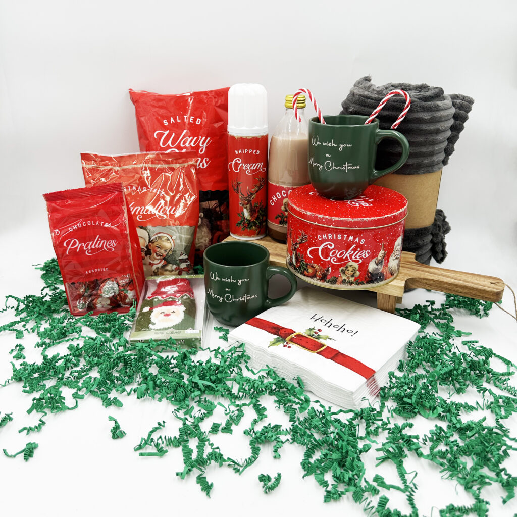 Kerstpakket met mokken, kerstkoekjes, pralines en warme chocolademelk
