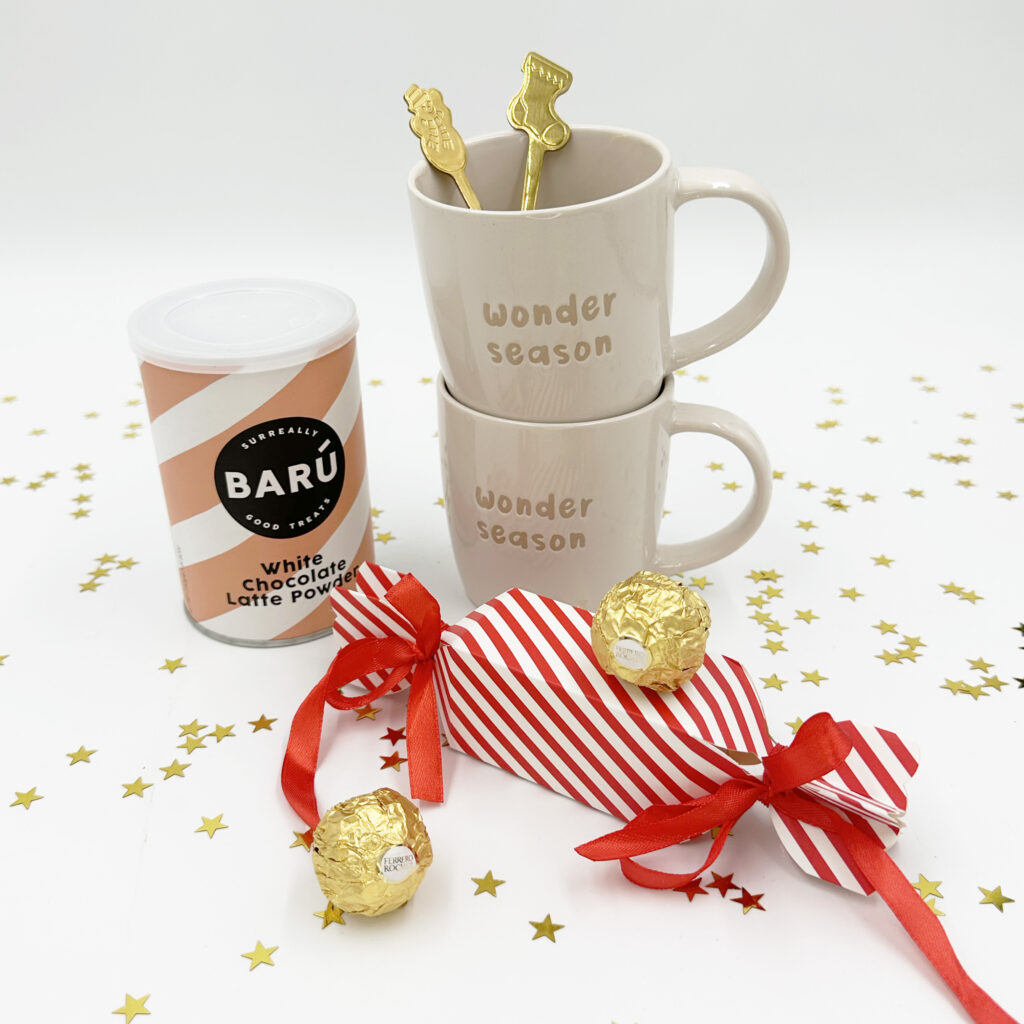 Wonder season mokken met witte chocolade latte poeder en kerstcracker met chocolade
