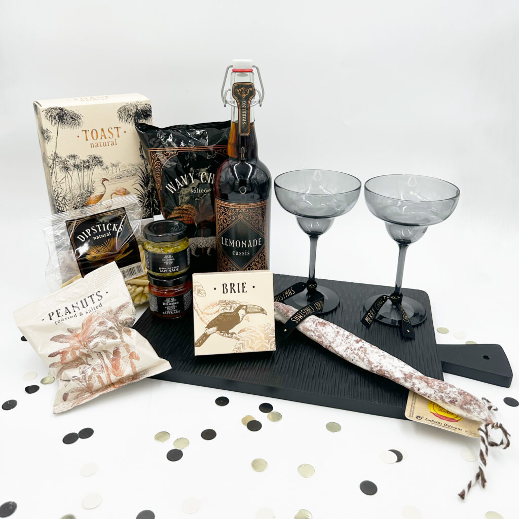 Borrelplank met cocktailglazen, brie, worst en zoutjes