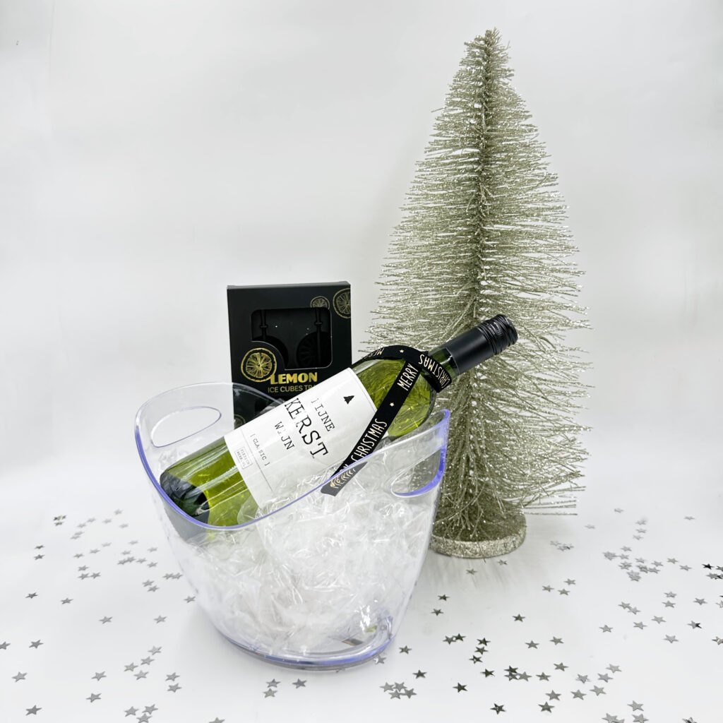 Kerstpakket met wijnfles in ijsemmer, ijsblokjes en kerstboompje