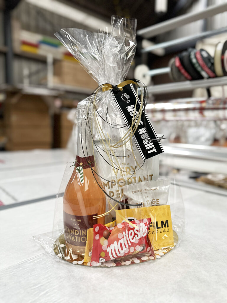Filmavond geschenkpakket met chocoladefles, Maltesers en filmcadeaubon