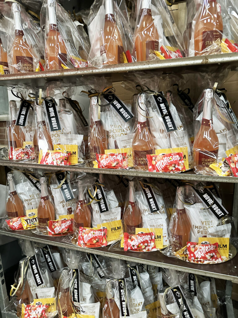 Schappen vol filmavond geschenkpakketten met chocolade en Maltesers snoep