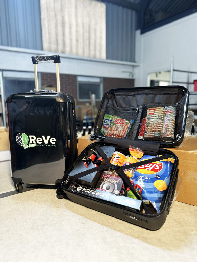 Open trolleykoffer gevuld met chips en snacks, met bedrijfslogo