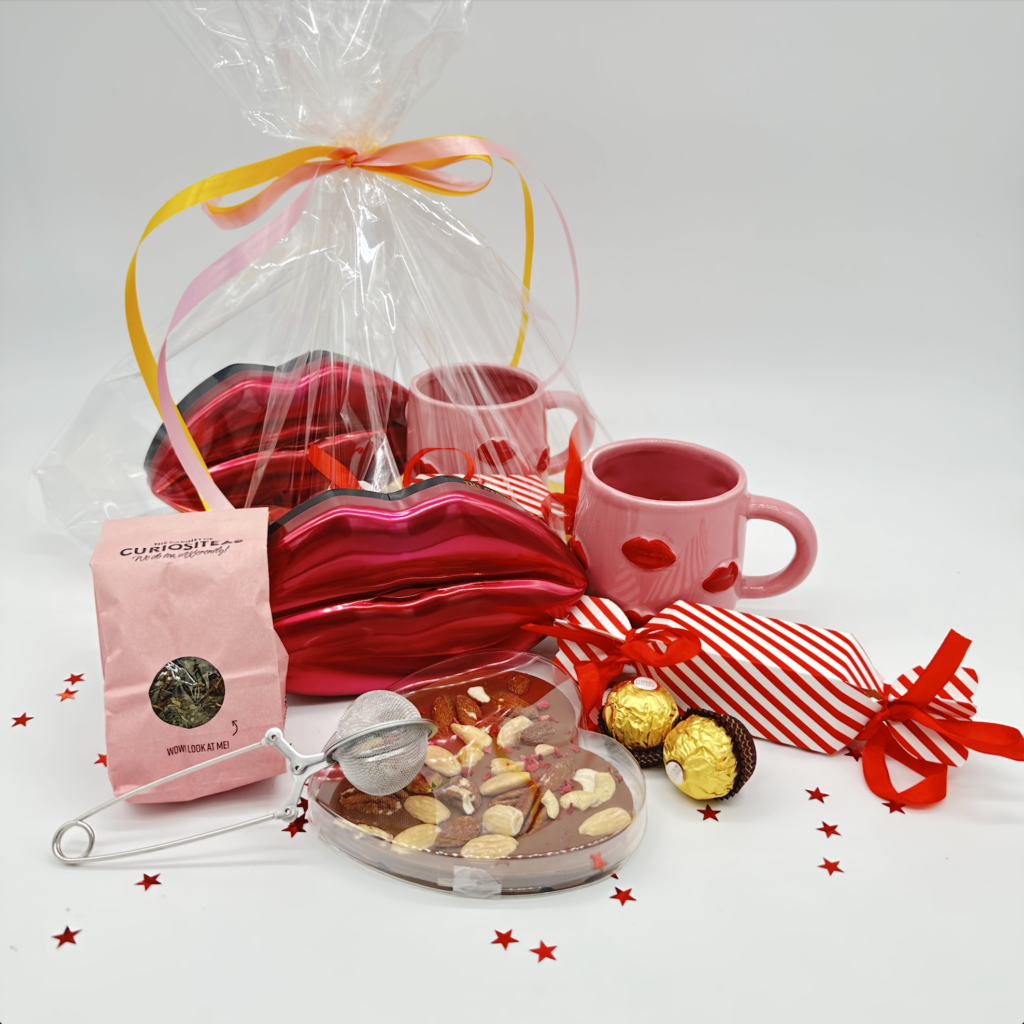 Valentijn geschenkpakket met theezakje, hartvormige mok, chocolade en Ferrero Rocher pralines